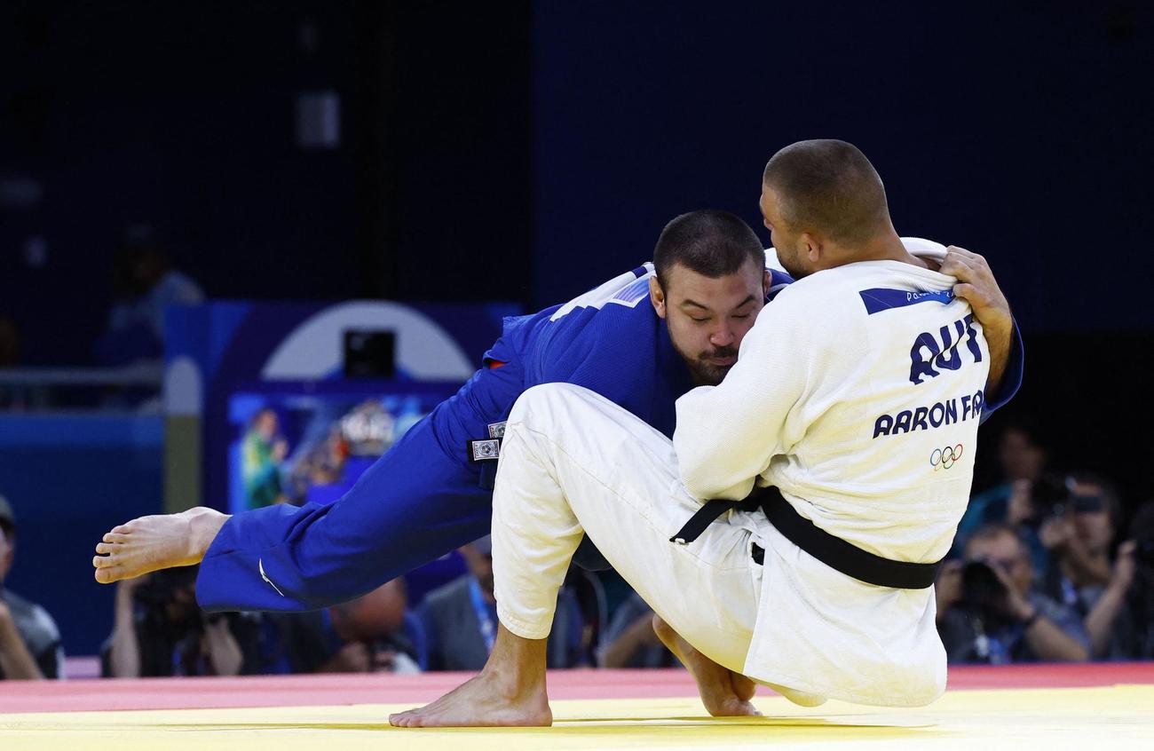男子100キロ級1回戦　一本勝ちで初戦を突破したウルフ・アロン（ロイター）