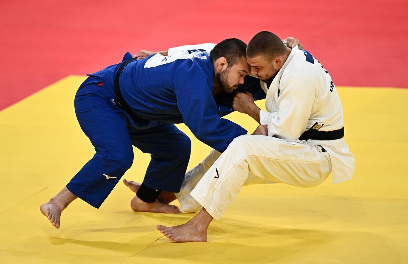 男子100キロ級1回戦　一本勝ちで初戦を突破したウルフ・アロン（ロイター）