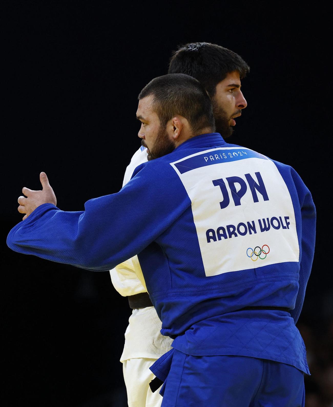 男子100キロ級準々決勝で敗れたウルフ・アロンはジョージア・スラマニゼと抱き合って健闘をたたえる（ロイター）