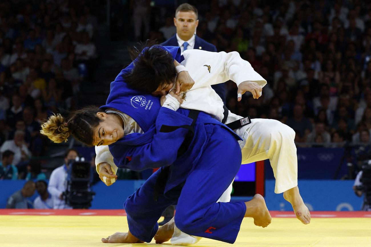 女子78キロ級3位決定戦　背負い落としで技ありを奪われた高山莉加（ロイター）