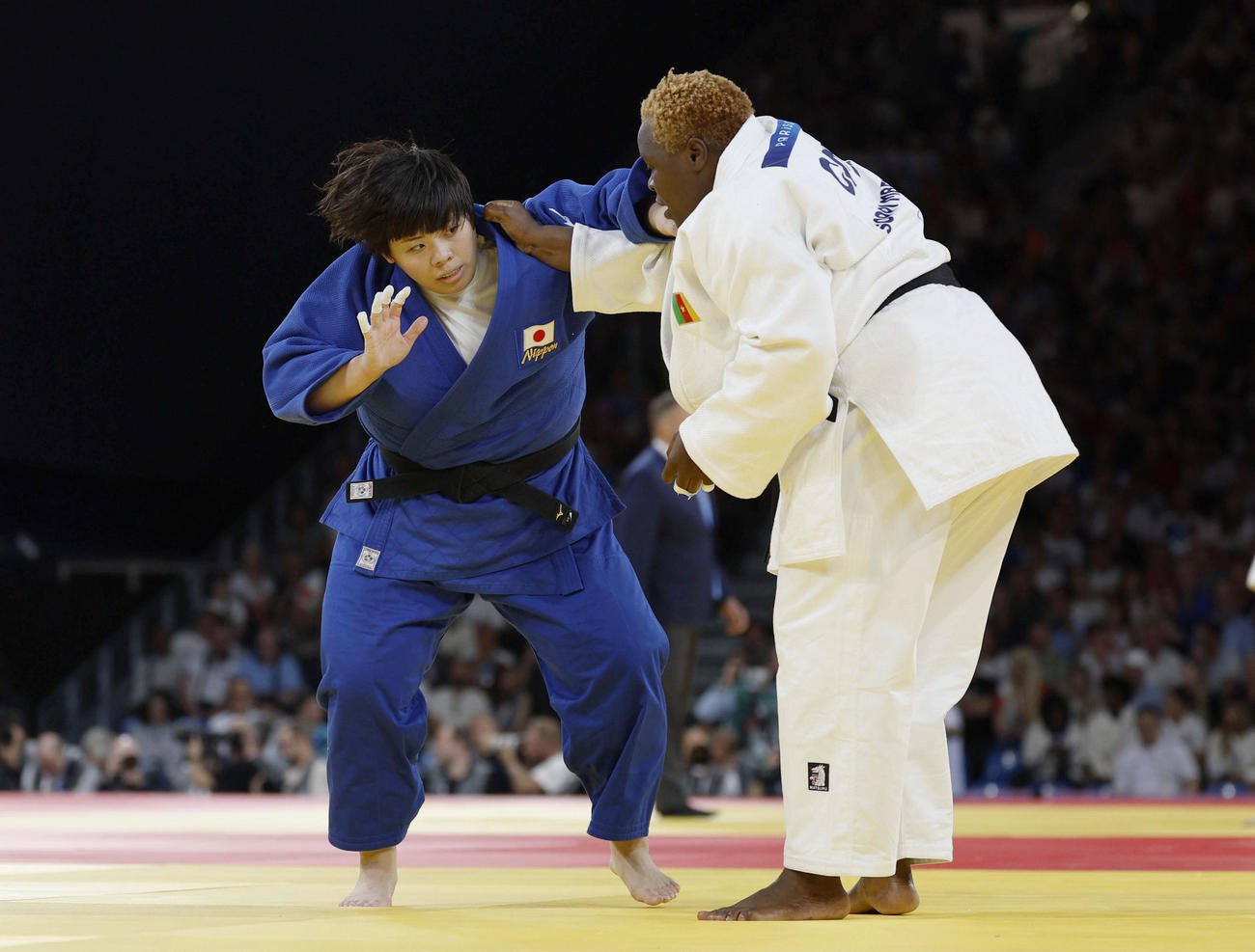 女子78キロ超級1回戦　カメルーン選手（右）と対戦する素根輝＝パリ（共同）