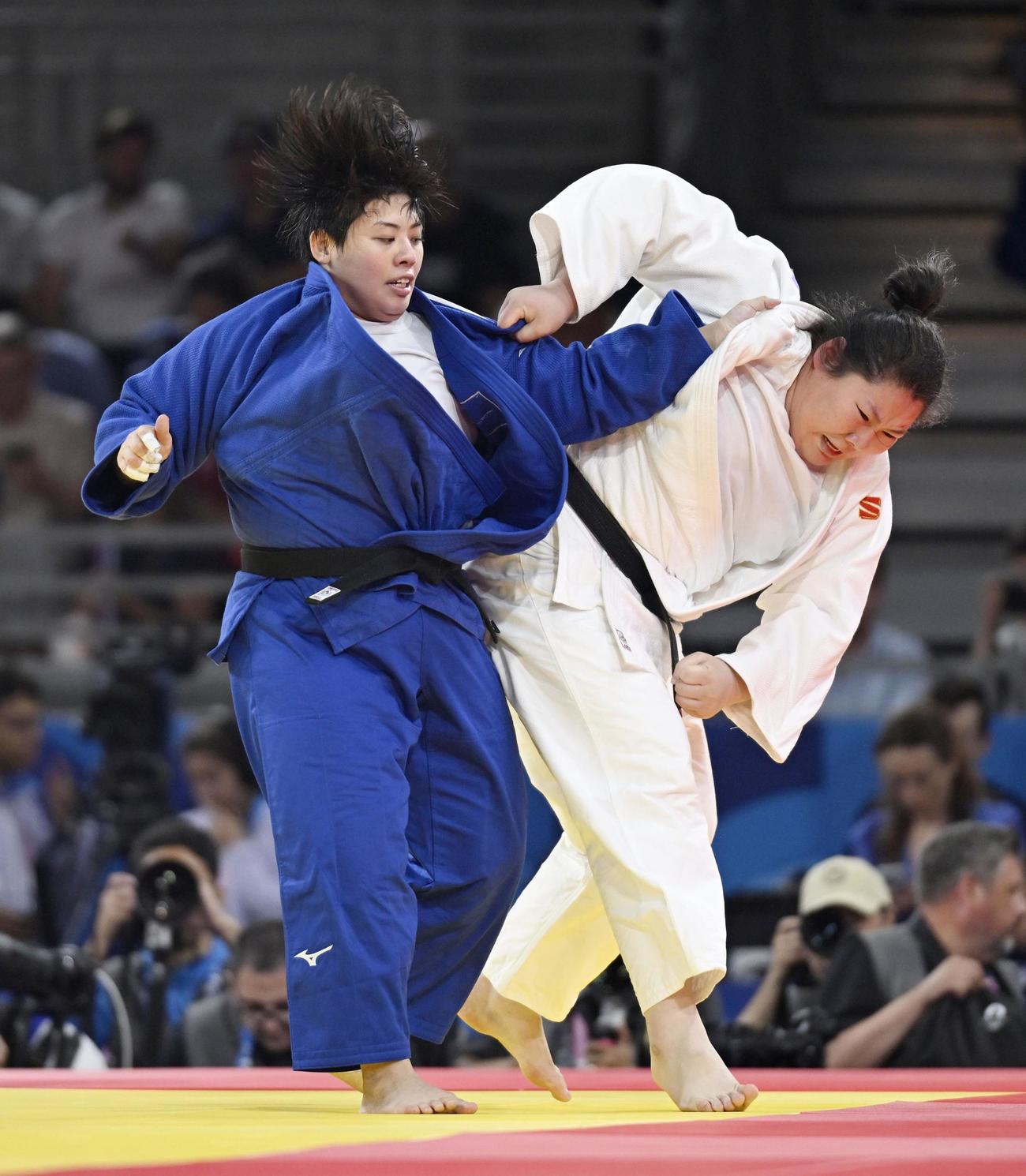 女子78キロ超級2回戦　中国選手（右）と対戦する素根輝＝パリ（共同）