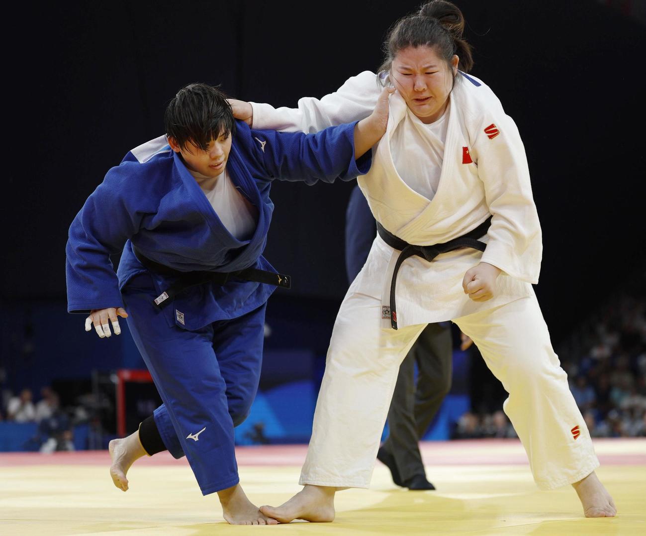女子78キロ超級2回戦　中国選手（右）と対戦する素根輝＝パリ（共同）