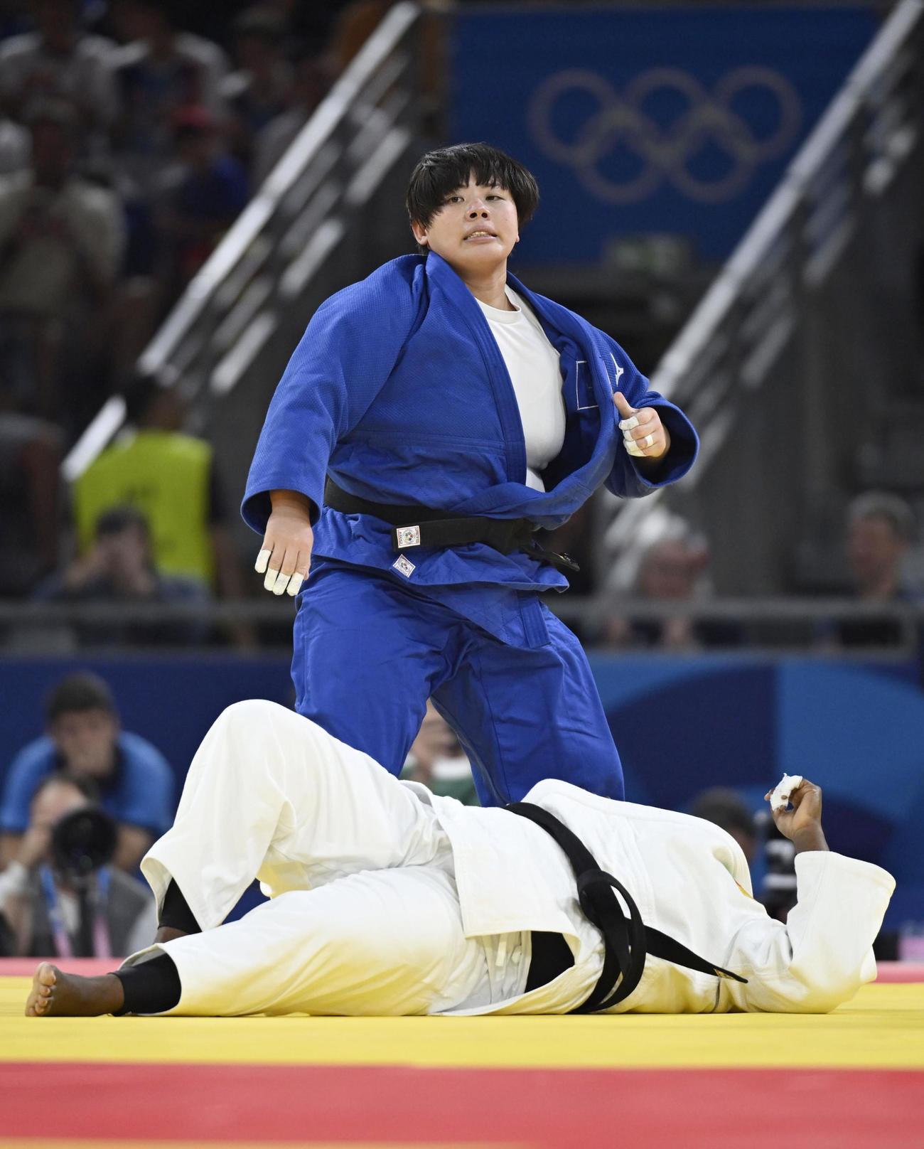 女子78キロ超級1回戦　カメルーン選手を破った素根輝（共同）