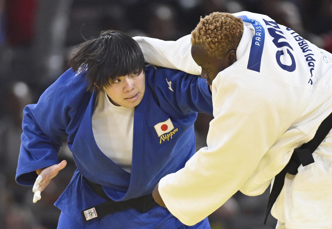 女子78キロ超級1回戦　カメルーン選手（右）と対戦する素根輝（共同）