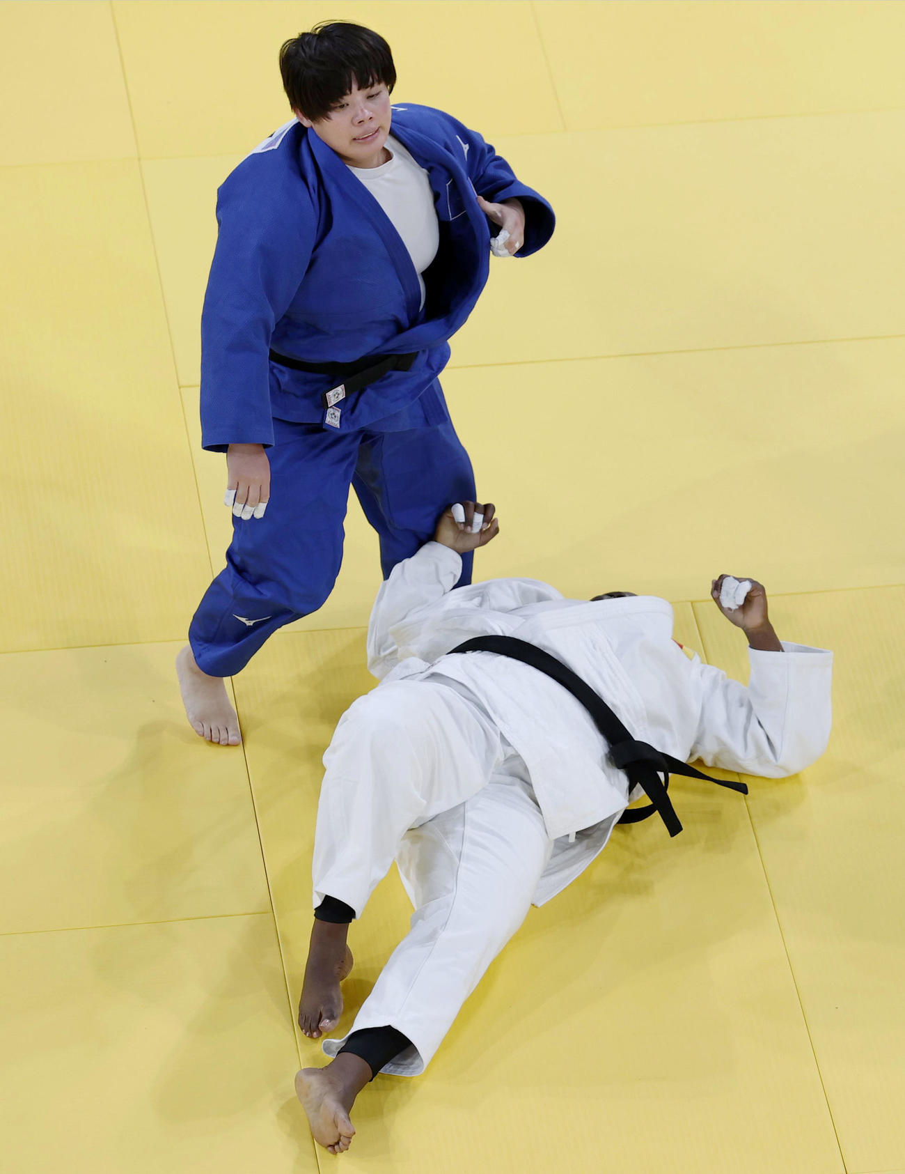 女子78キロ超級1回戦　カメルーン選手に勝利した素根輝＝パリ（共同）