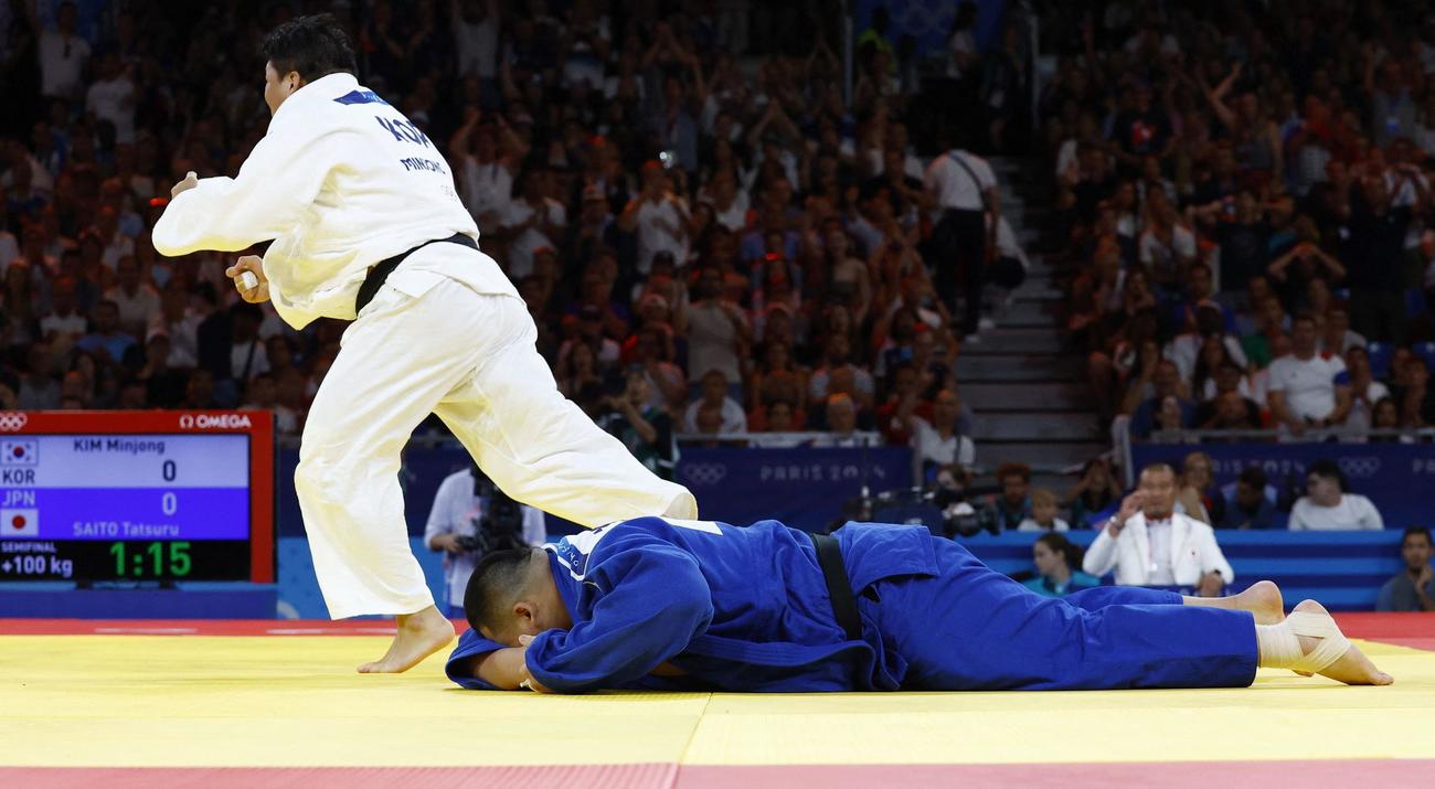 柔道100キロ超級準決勝で敗れた斉藤立（右）（ロイター）