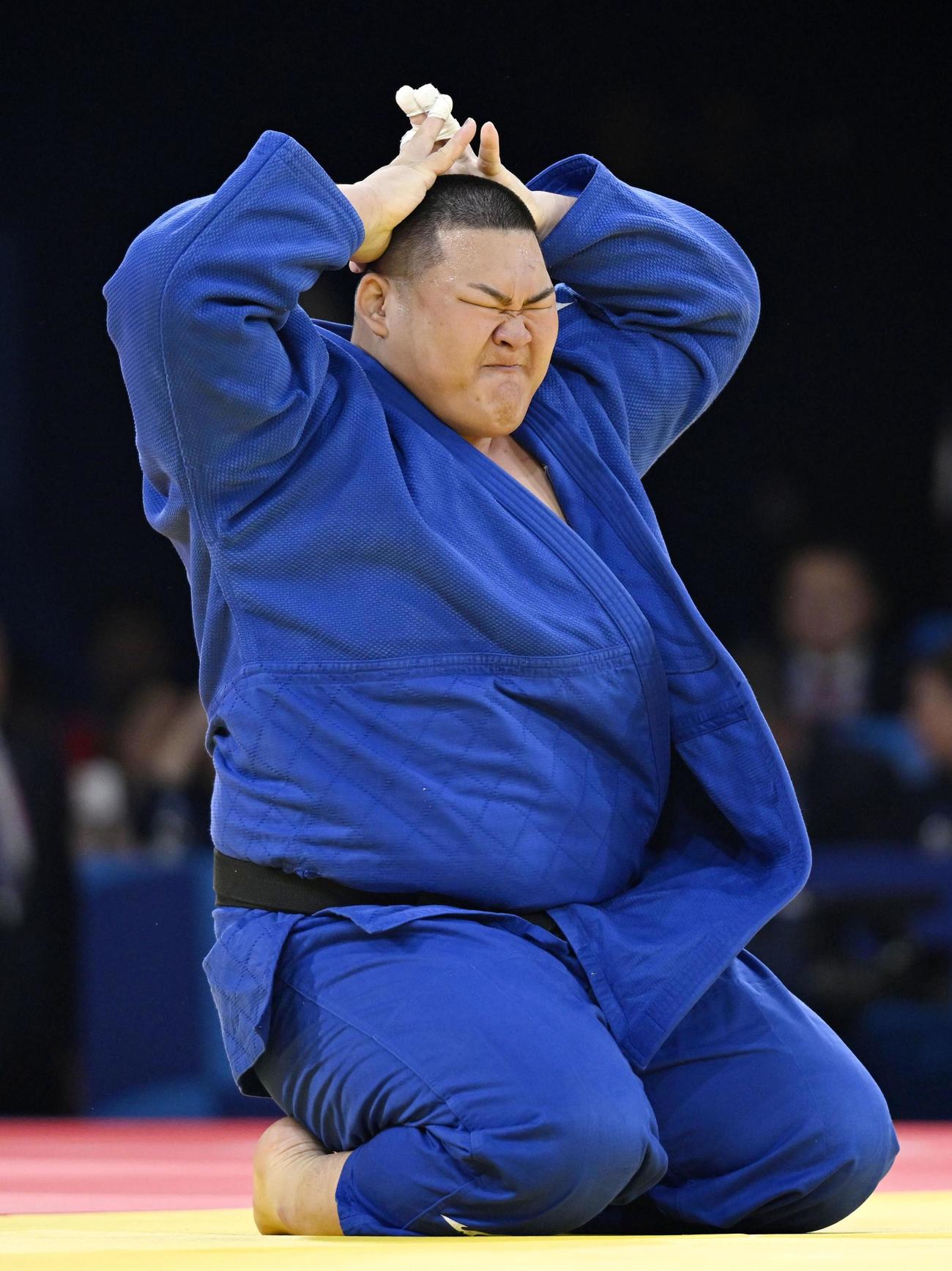 男子100 キロ 超級準決勝　韓国選手に一本負けし、悔しがる斉藤立（共同）