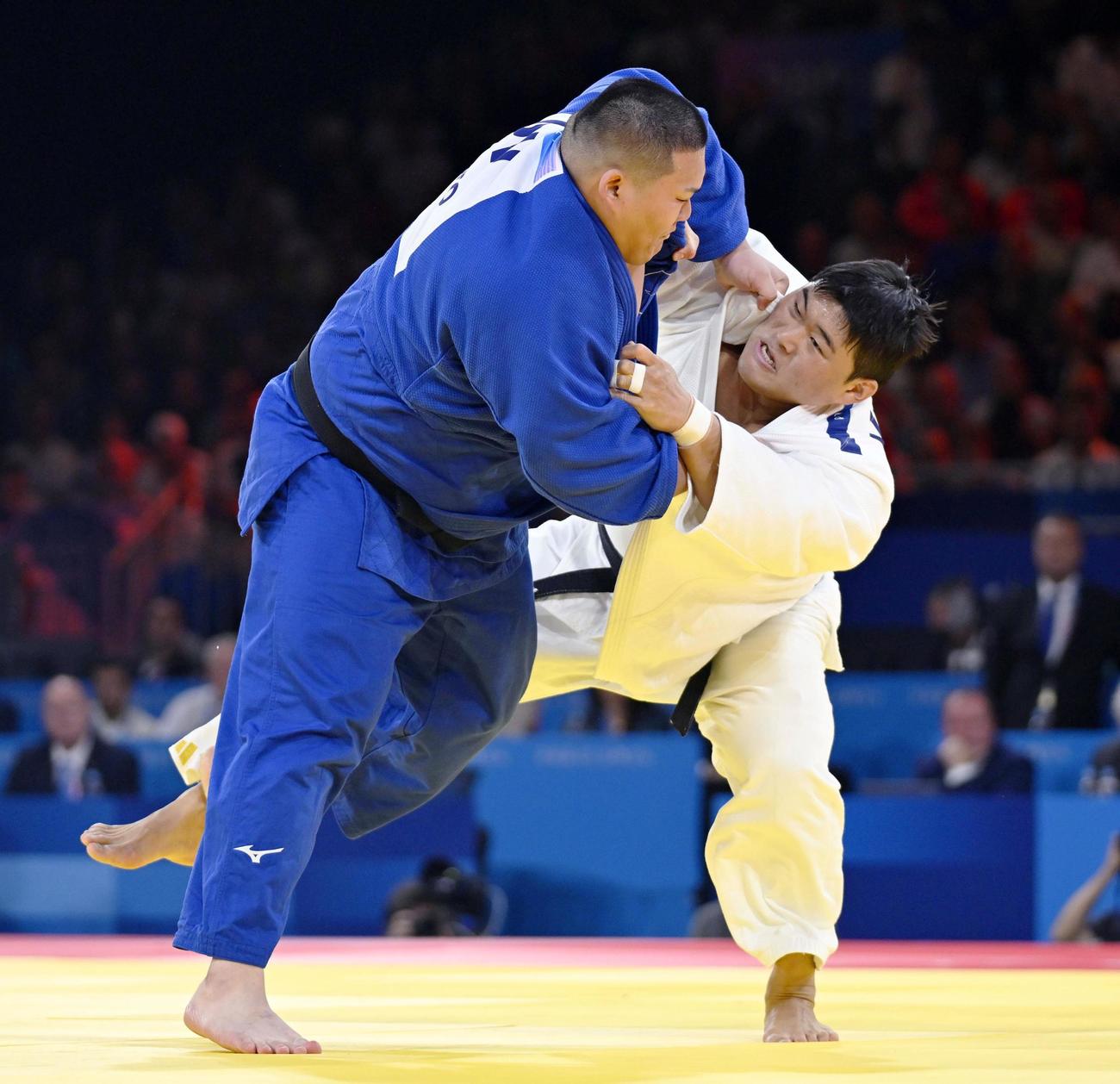 男子100 キロ 超級準決勝　韓国選手（右）と対戦する斉藤立＝パリ（共同）