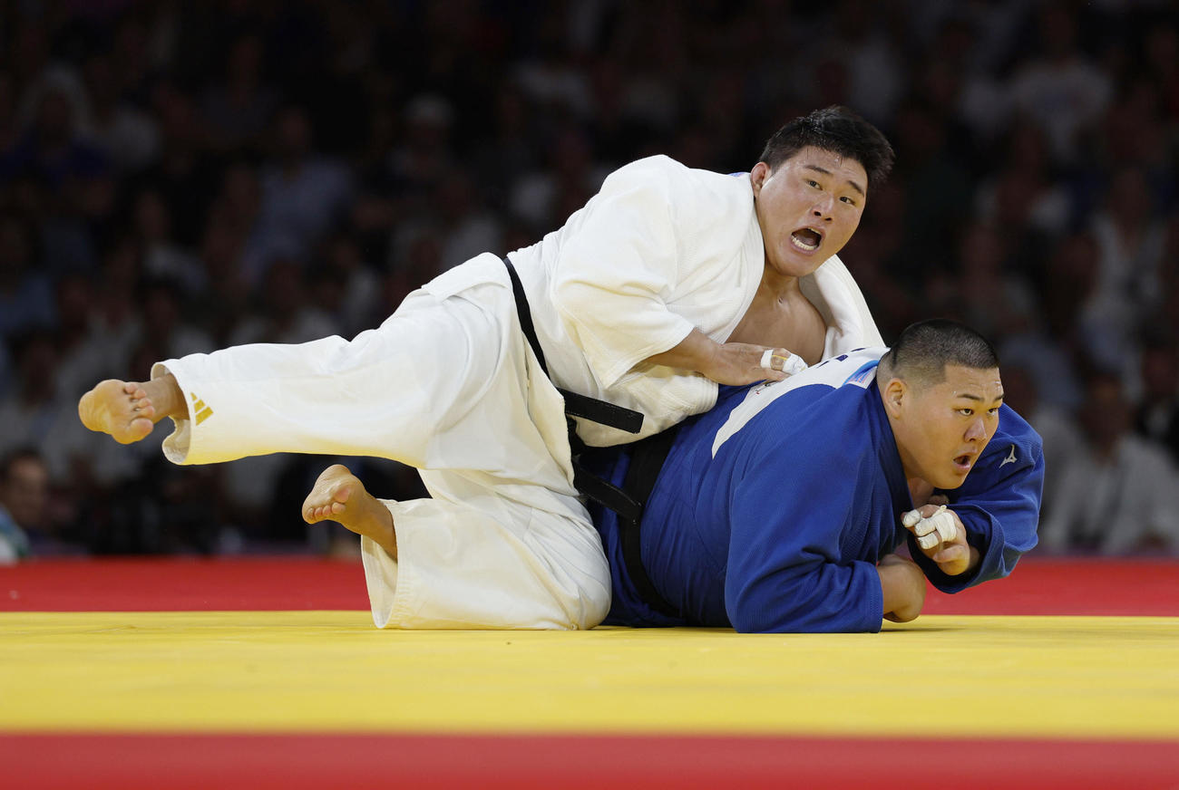 男子100 キロ 超級準決勝　韓国選手（上）に一本負けした斉藤立＝パリ（共同）