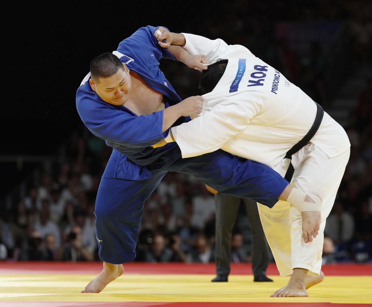 男子100 キロ 超級準決勝　韓国選手と対戦する斉藤立（共同）