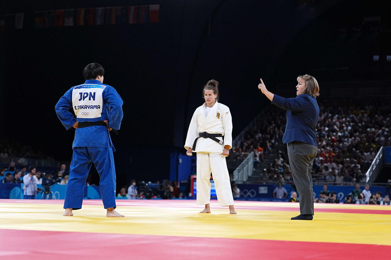 柔道女子78キロ級準々決勝　A・ワグナーとの対戦で指導を受ける高山（左）（撮影・パオロ　ヌッチ）
