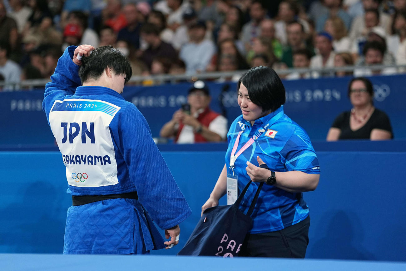 パリ五輪　柔道女子78キロ級準々決勝　敗れた高山莉加（左）は池田コーチと言葉を交わす（撮影・パオロ　ヌッチ）