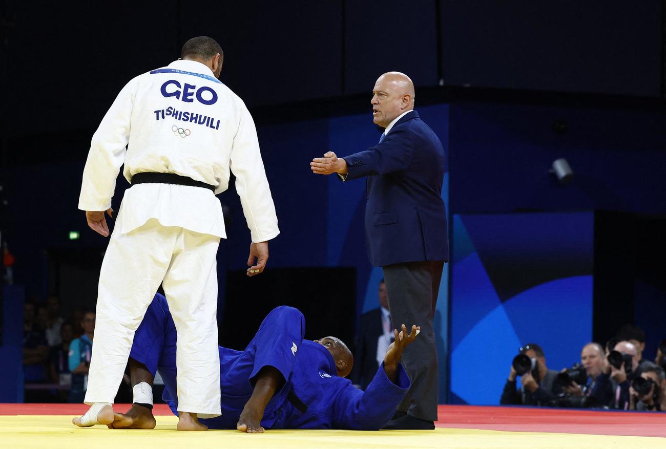 柔道100キロ超級準々決勝　ツシシビリに勝利した後に、迫られるリネール（下）（ロイター）