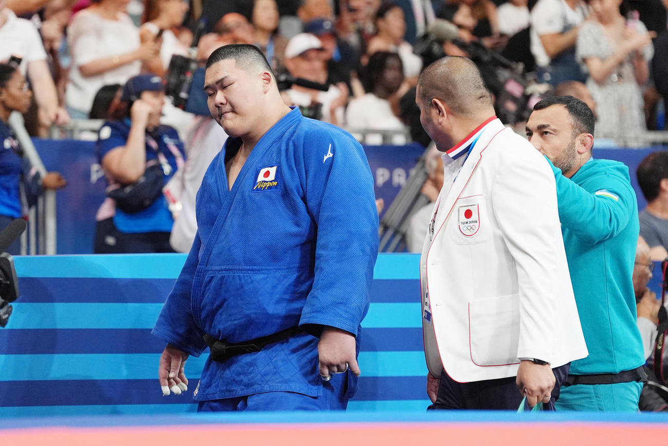 柔道男子100キロ超級3位決定戦　アリシェル・ユスポフに敗れメダルを逃し、引き揚げる斉藤立（撮影・パオロ　ヌッチ）