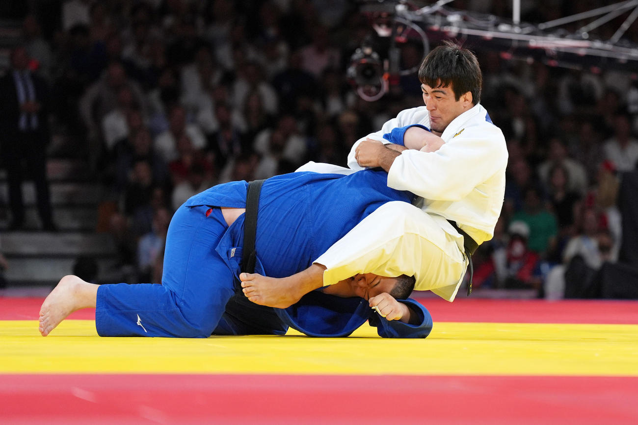 柔道男子100キロ超級3位決定戦　アリシェル・ユスポフ（右）に右腕を取られる斉藤立（撮影・パオロ　ヌッチ）
