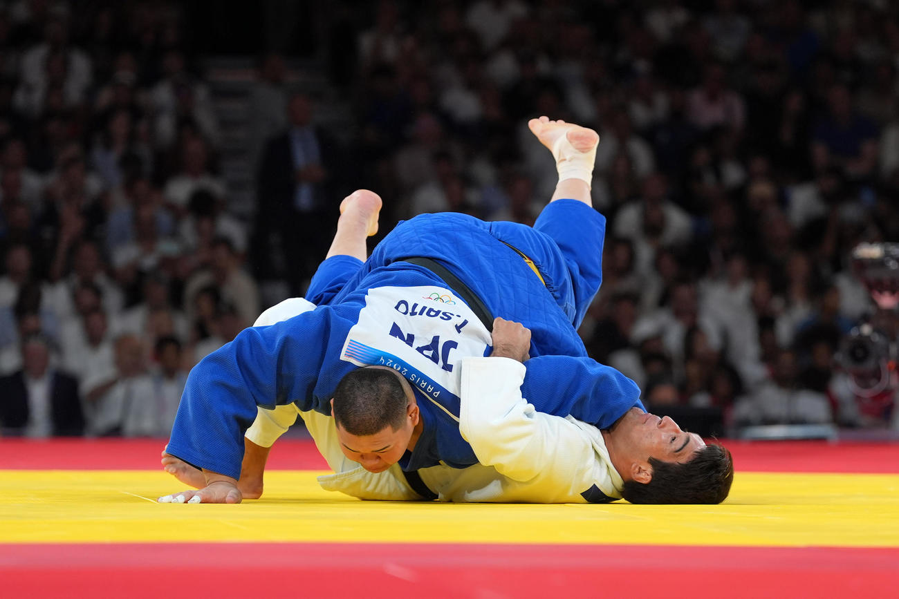 柔道男子100キロ超級3位決定戦　アリシェル・ユスポフ（下）の寝技に耐える斉藤立（撮影・パオロ　ヌッチ）