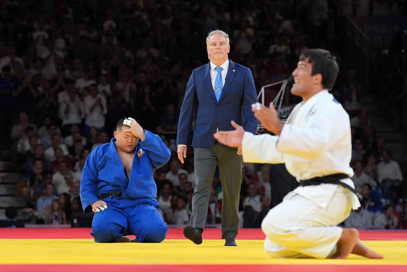 柔道男子100キロ超級3位決定戦　アリシェル・ユスポフ（手前）に一本負けし、頭を抱える斉藤立（撮影・パオロ　ヌッチ）