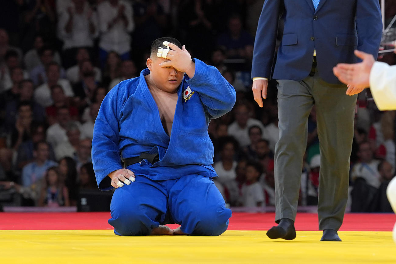 パリ五輪　柔道男子100キロ超級3位決定戦　一本負けし、頭を抱える斉藤立（撮影・パオロ　ヌッチ）