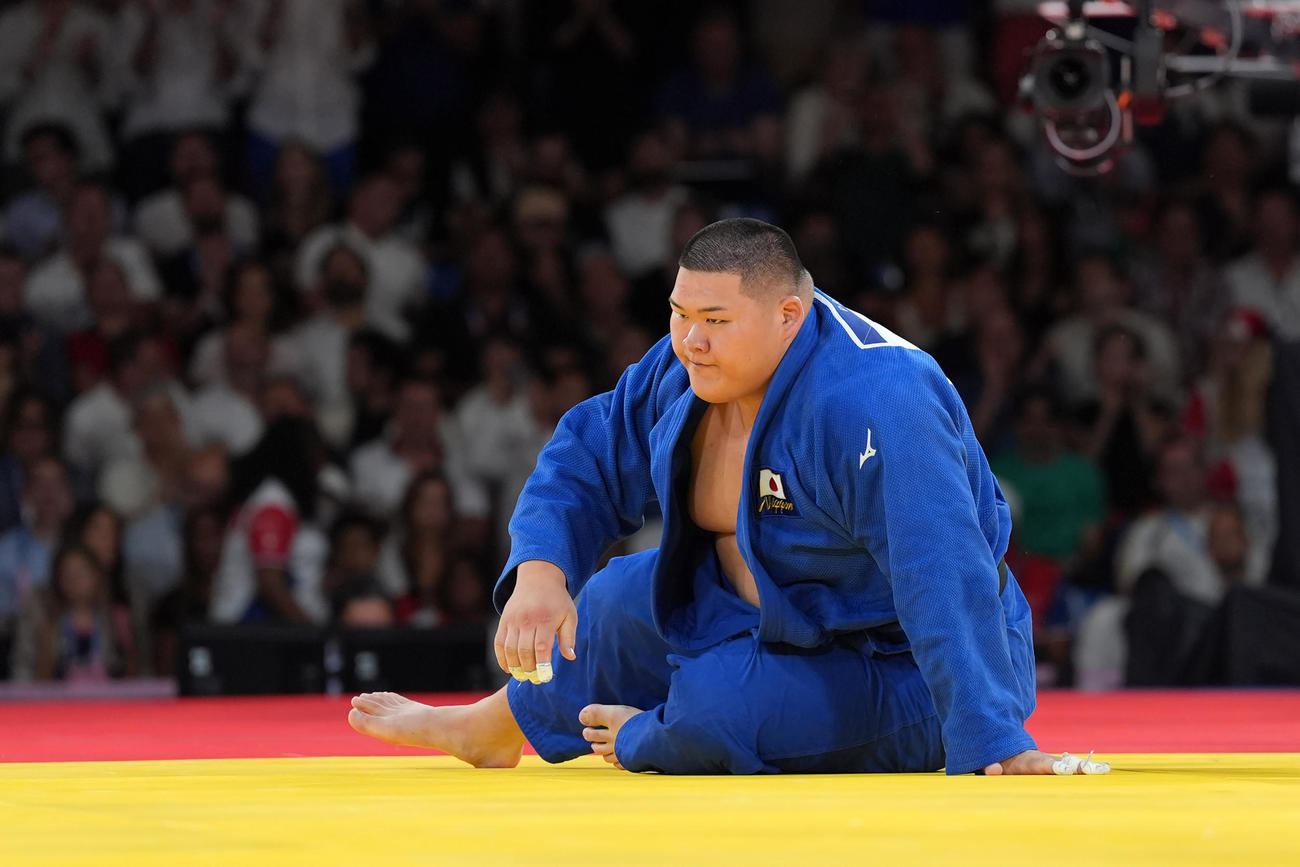 パリ五輪　柔道男子100キロ超級3位決定戦　一本負けし、ガックリとうなだれる斉藤立（撮影・パオロ　ヌッチ）
