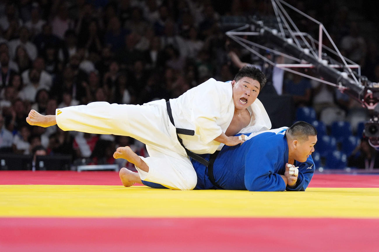 柔道男子100キロ超級準決勝　斉藤（下）はキム・ミンジョンに一本負け（撮影・パオロ　ヌッチ）