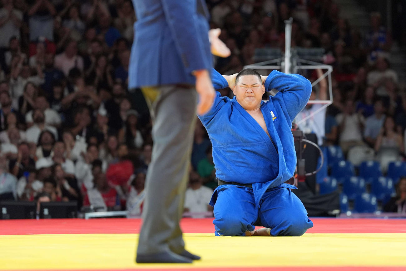 柔道男子100キロ超級準決勝　斉藤はキム・ミンジョンに敗れて悔しがる（撮影・パオロ　ヌッチ）