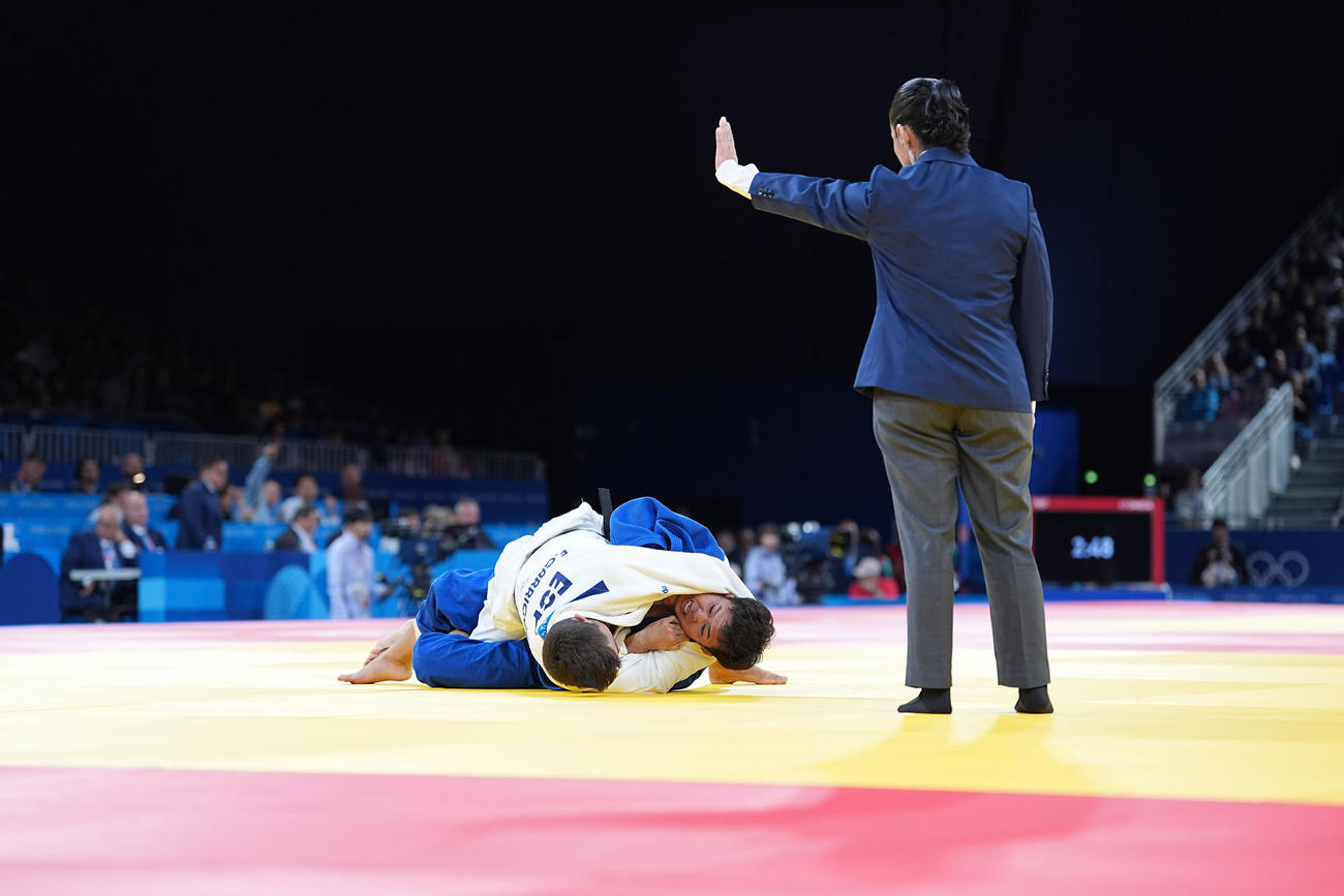 男子60キロ級準々決勝でガリゴスに押さえ込まれる永山（撮影・パオロ　ヌッチ）