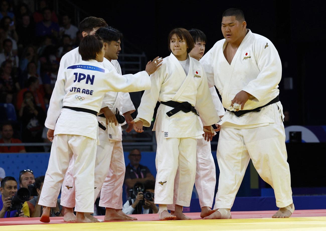 パリ五輪　代表決定戦に臨む高市未来に声をかける阿部詩ら日本の選手たち（ロイター）