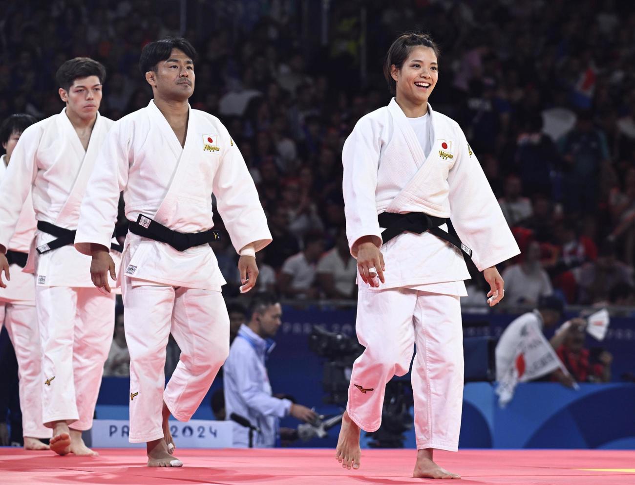 混合団体2回戦でスペインに勝利し笑顔の阿部詩（右端）＝パリ（共同）