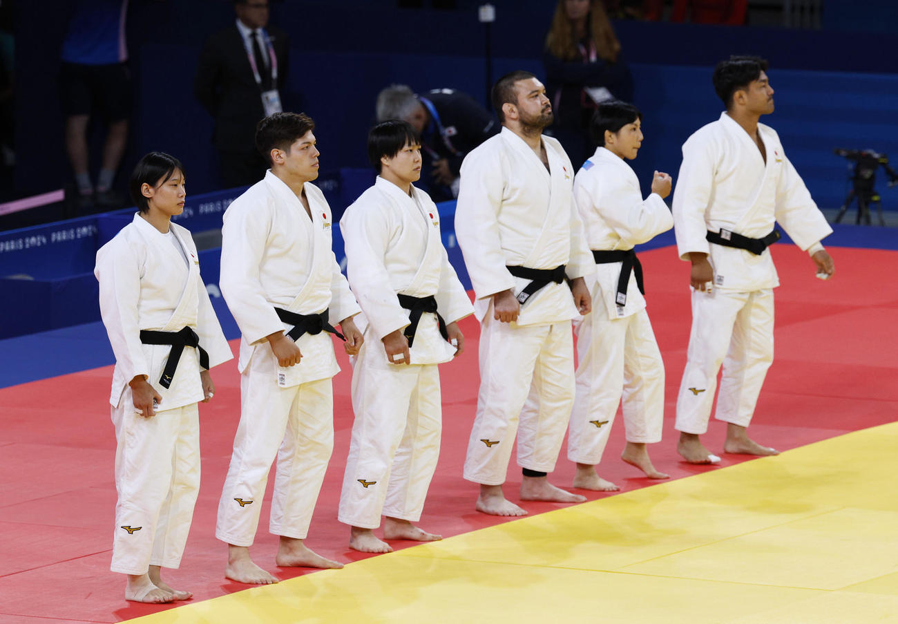 混合団体準決勝に臨む日本＝パリ（共同）