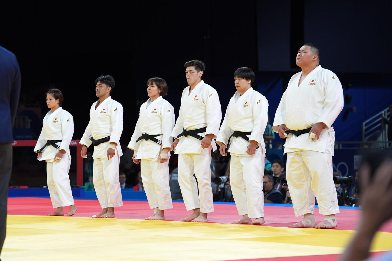 パリ五輪　混合団体　日本対スペイン　整列する日本混合団体の選手たち、左から阿部、橋本、高市、村尾、高山、斉藤（撮影・パオロ　ヌッチ）