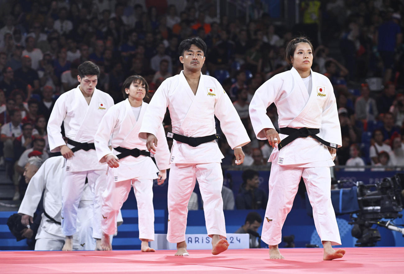 混合団体2回戦　初戦のスペイン戦に臨む日本の（右から）阿部詩、橋本壮市、高市未来、村尾三四郎＝パリ（共同）