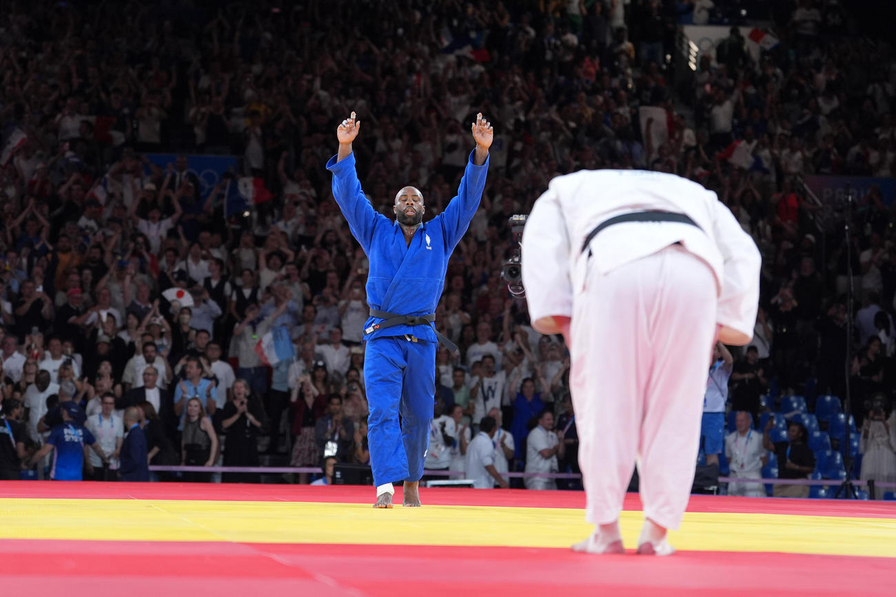 パリ五輪　混合団体決勝代表戦　第7試合男子90キロ超級　斉藤立（手前）を破り金メダルを決めたフランスのテディ・リネール（撮影・パオロ　ヌッチ）