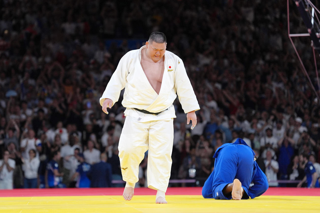 パリ五輪　混合団体決勝代表戦　第7試合男子90キロ超級　フランスのテディ・リネールに敗れ涙ながらにうなだれる斉藤立（撮影・パオロ　ヌッチ）