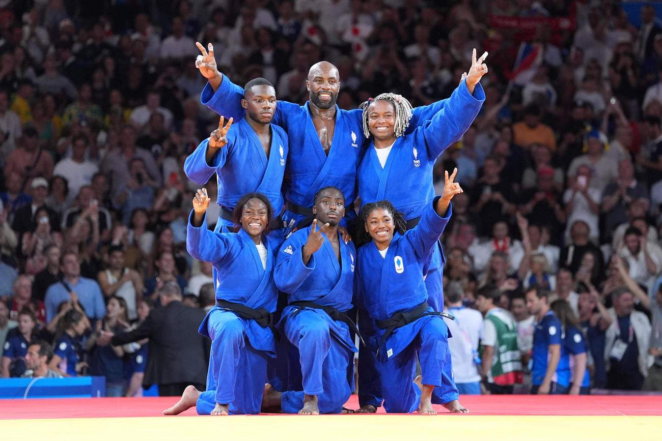 パリ五輪　混合団体　五輪2連覇を決め笑顔で記念撮影するフランスチーム。後列中央はテディ・リネール（撮影・パオロ　ヌッチ）