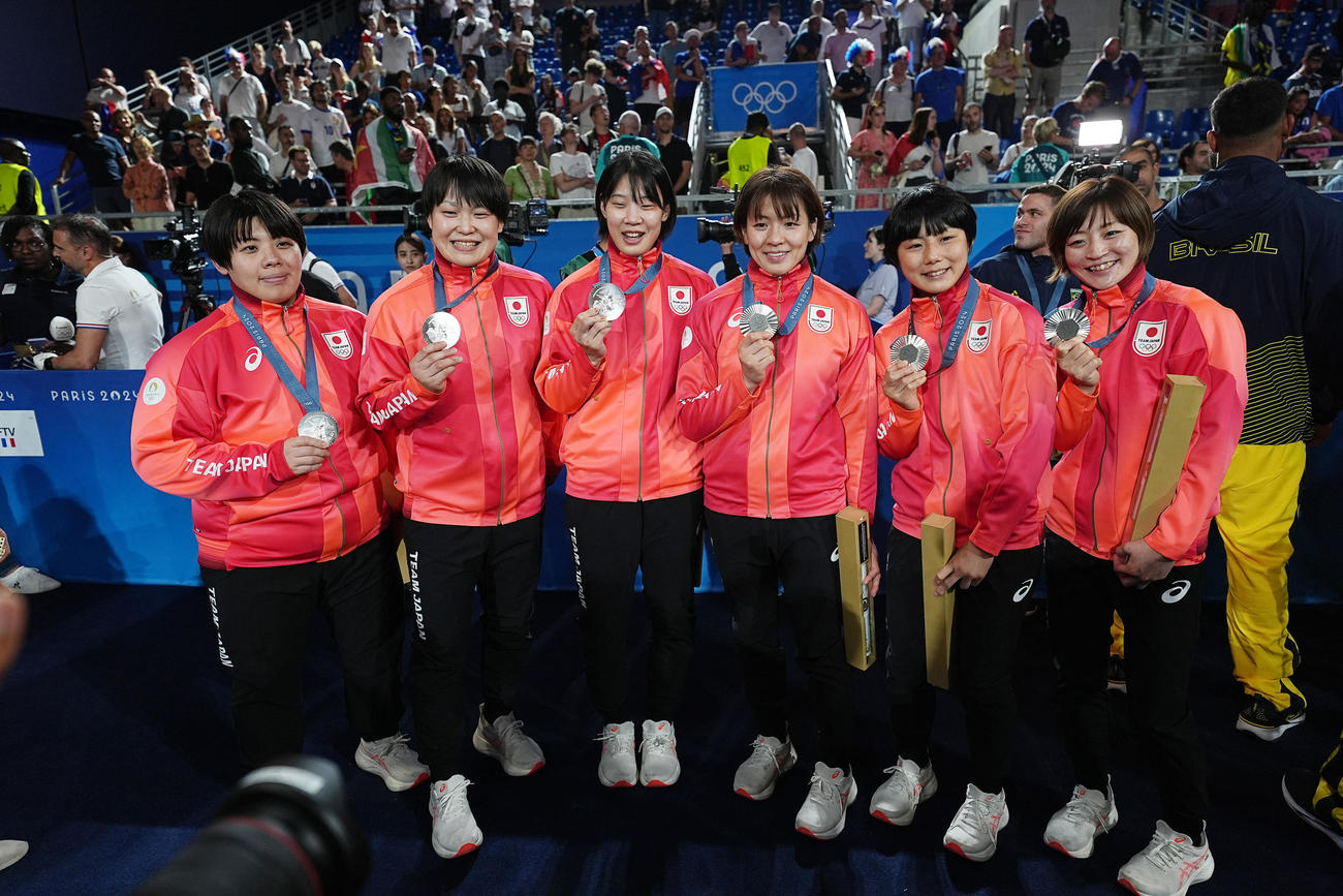 パリ五輪　混合団体　表彰式後、銀メダルを手に笑顔を見せる、左から素根輝、高山莉加、新添左季、高市未来、舟久保遙香、角田夏実（撮影・パオロ　ヌッチ）