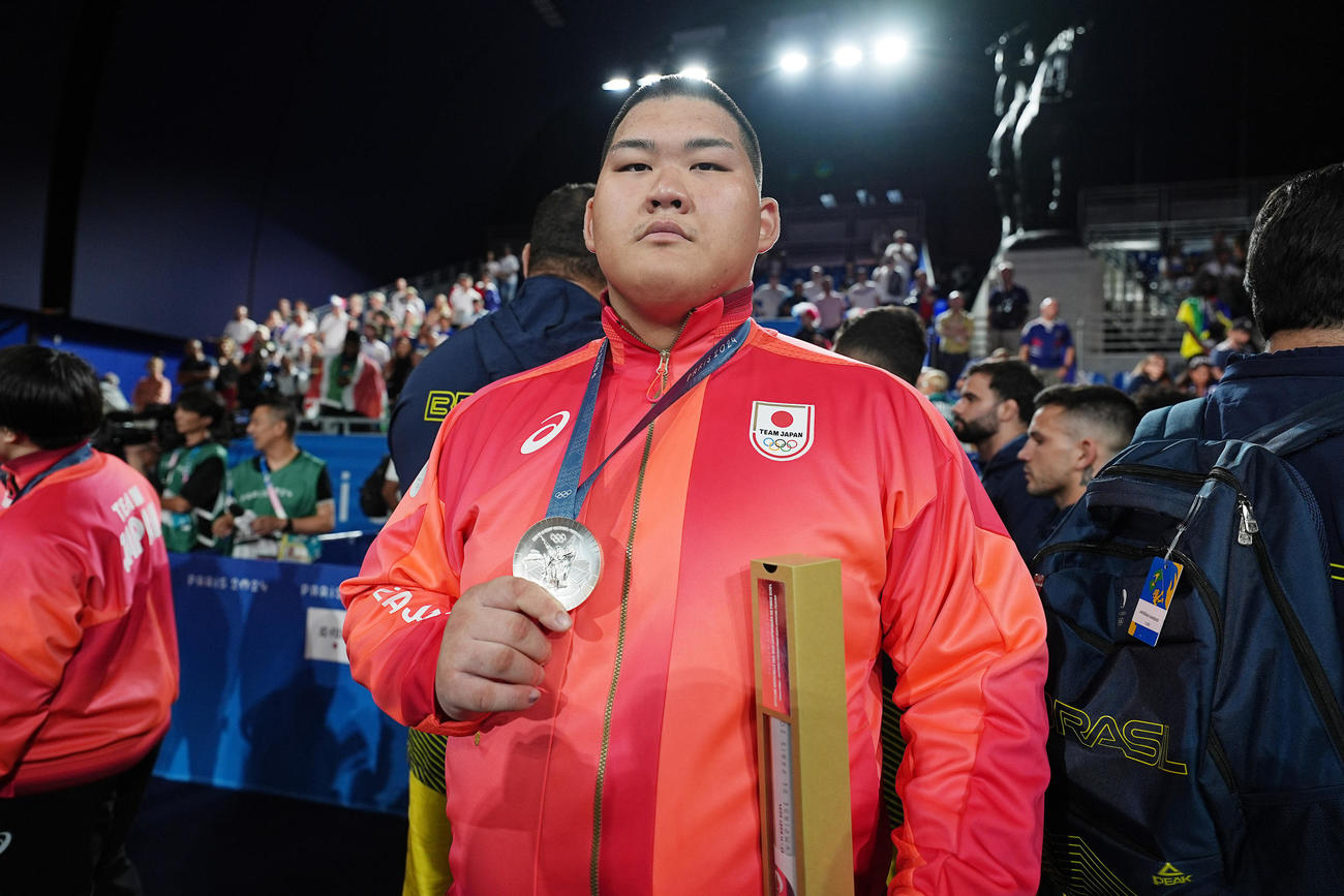 パリ五輪　混合団体　銀メダルを手にする斉藤立（撮影・パオロ　ヌッチ）
