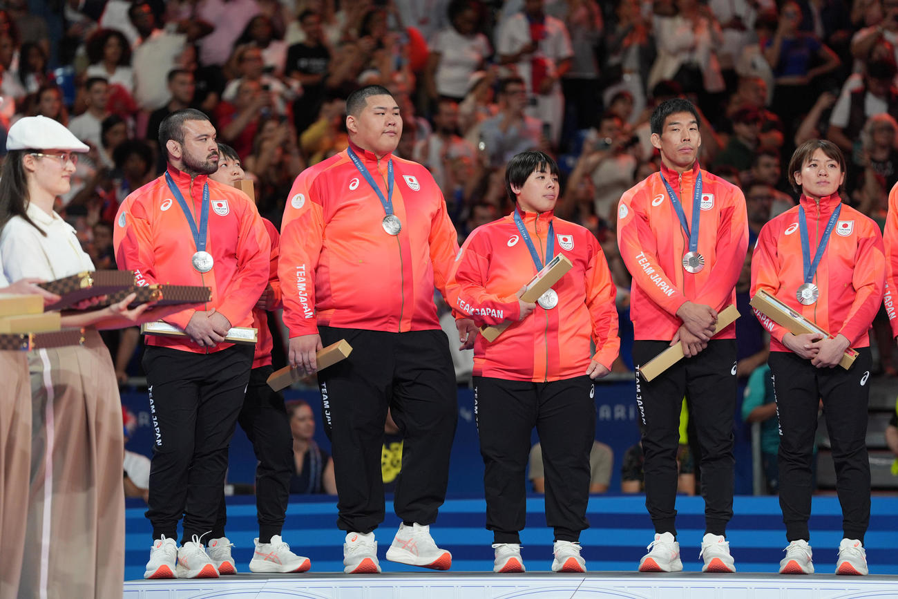 パリ五輪　混合団体　表彰台に上がった日本チームの、左からウルフ・アロン、高山莉加、斉藤立、素根輝、永瀬貴規、高市未来（撮影・パオロ　ヌッチ）