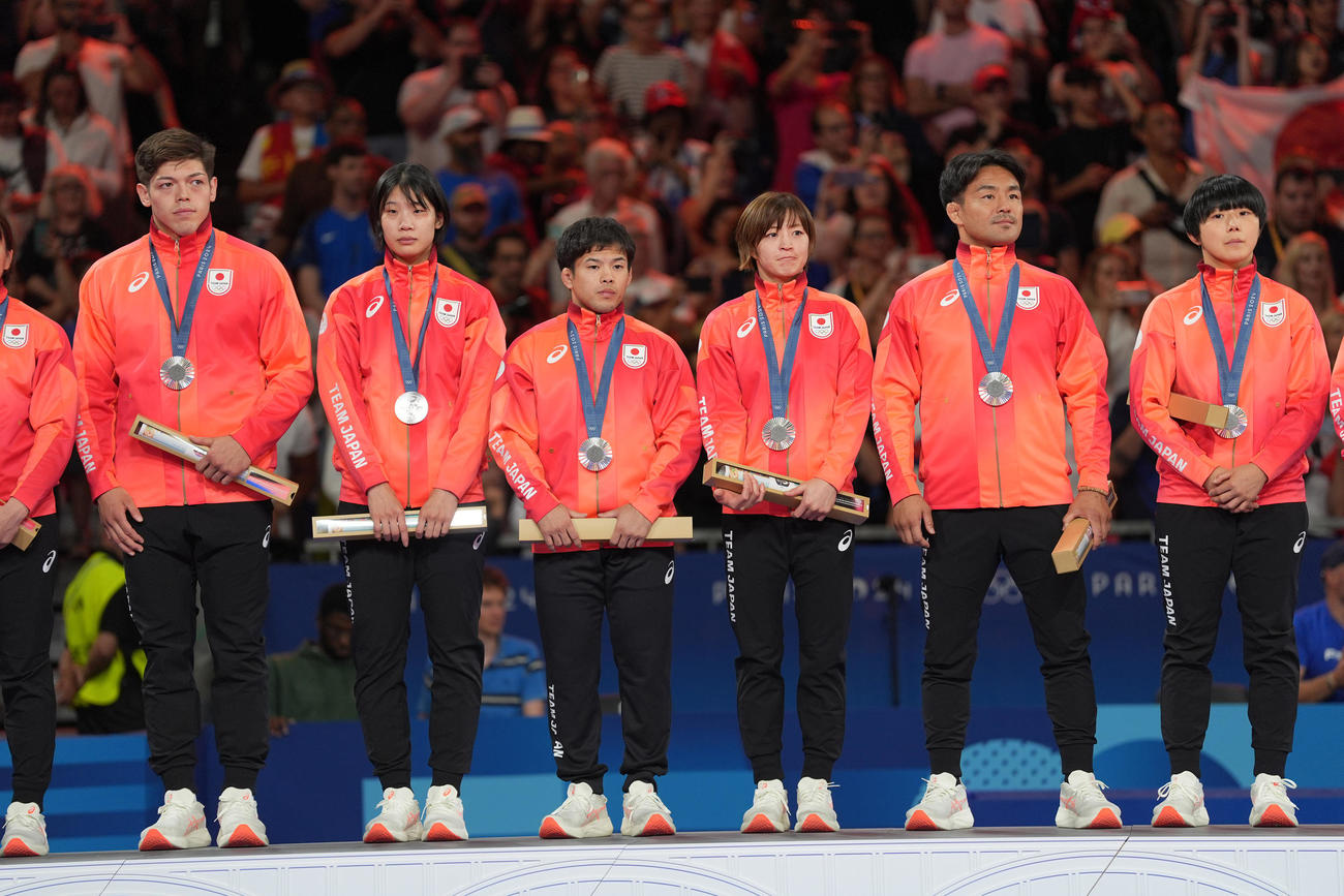 パリ五輪　混合団体　表彰台に上がった日本チームの、左から村尾三四郎、新添左季、永山竜樹、角田夏実、橋本壮市、舟久保遙香（撮影・パオロ　ヌッチ）
