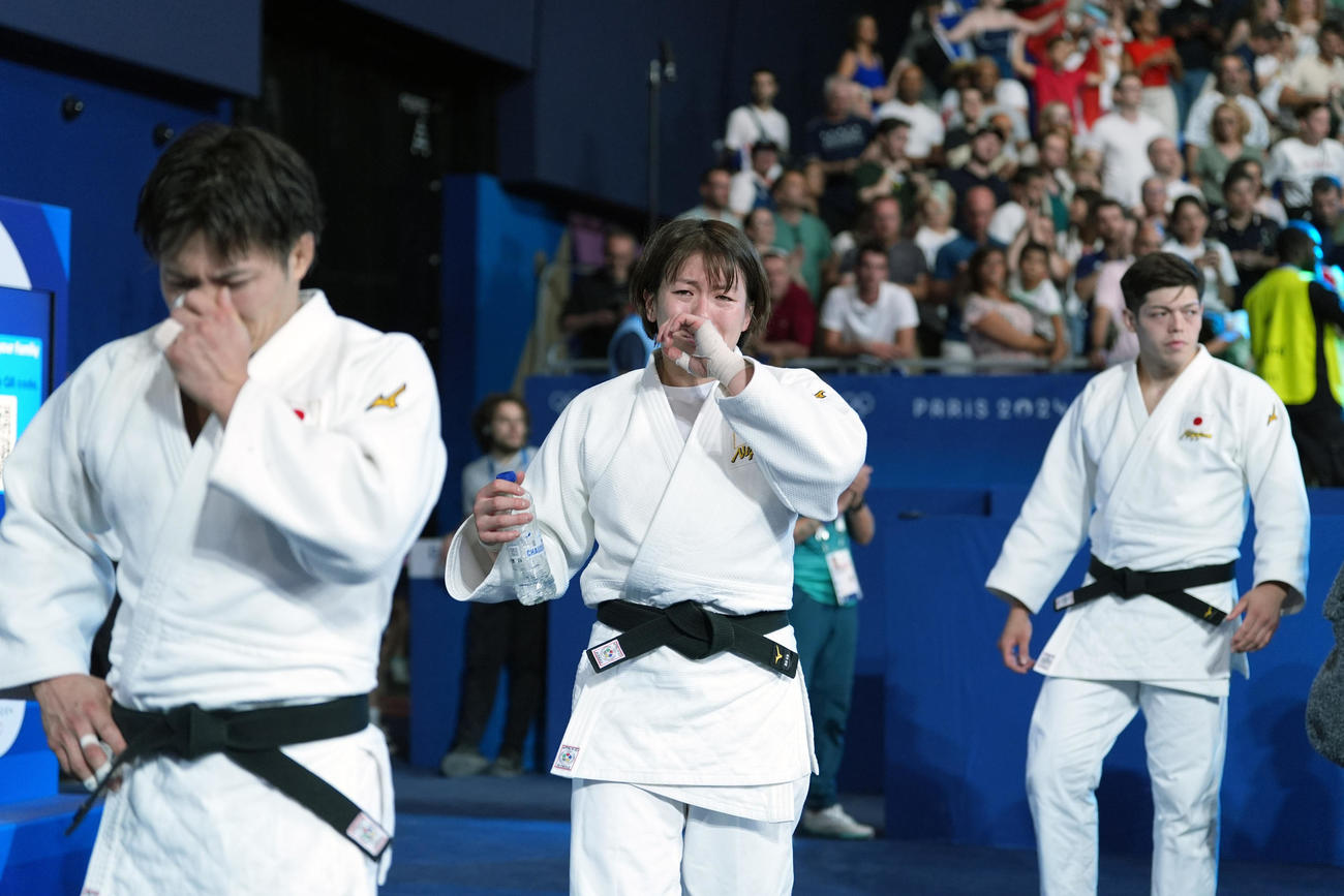 パリ五輪　混合団体決勝　代表決定戦の末にフランスに敗れ、涙する日本チーム（撮影・パオロ　ヌッチ）