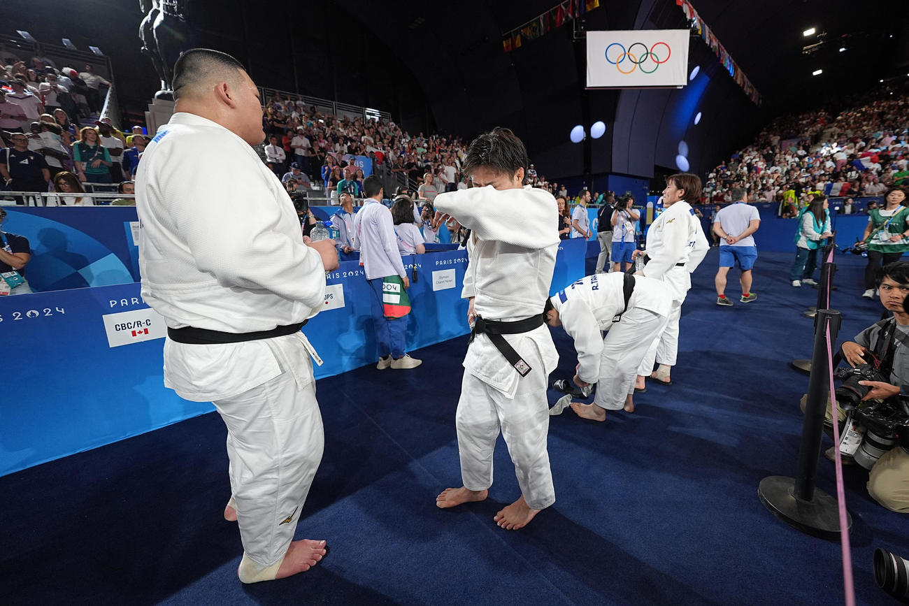 パリ五輪　混合団体決勝　代表決定戦の末にフランスに敗れ、涙する日本チーム（撮影・パオロ　ヌッチ）