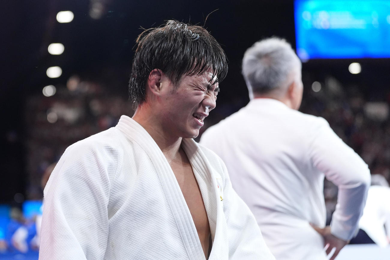 パリ五輪　混合団体決勝　男子73キロ以下級でジョアンバンジャン・ガバに一本負けし悔しそうな表情を浮かべる阿部一二三（撮影・パオロ　ヌッチ）