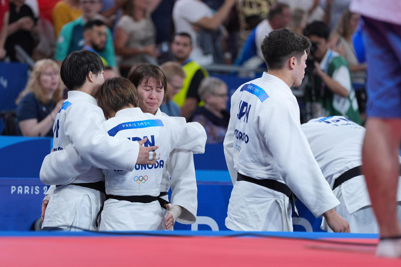 パリ五輪　混合団体決勝　代表決定戦の末にフランスに敗れ、涙する日本チーム（撮影・パオロ　ヌッチ）