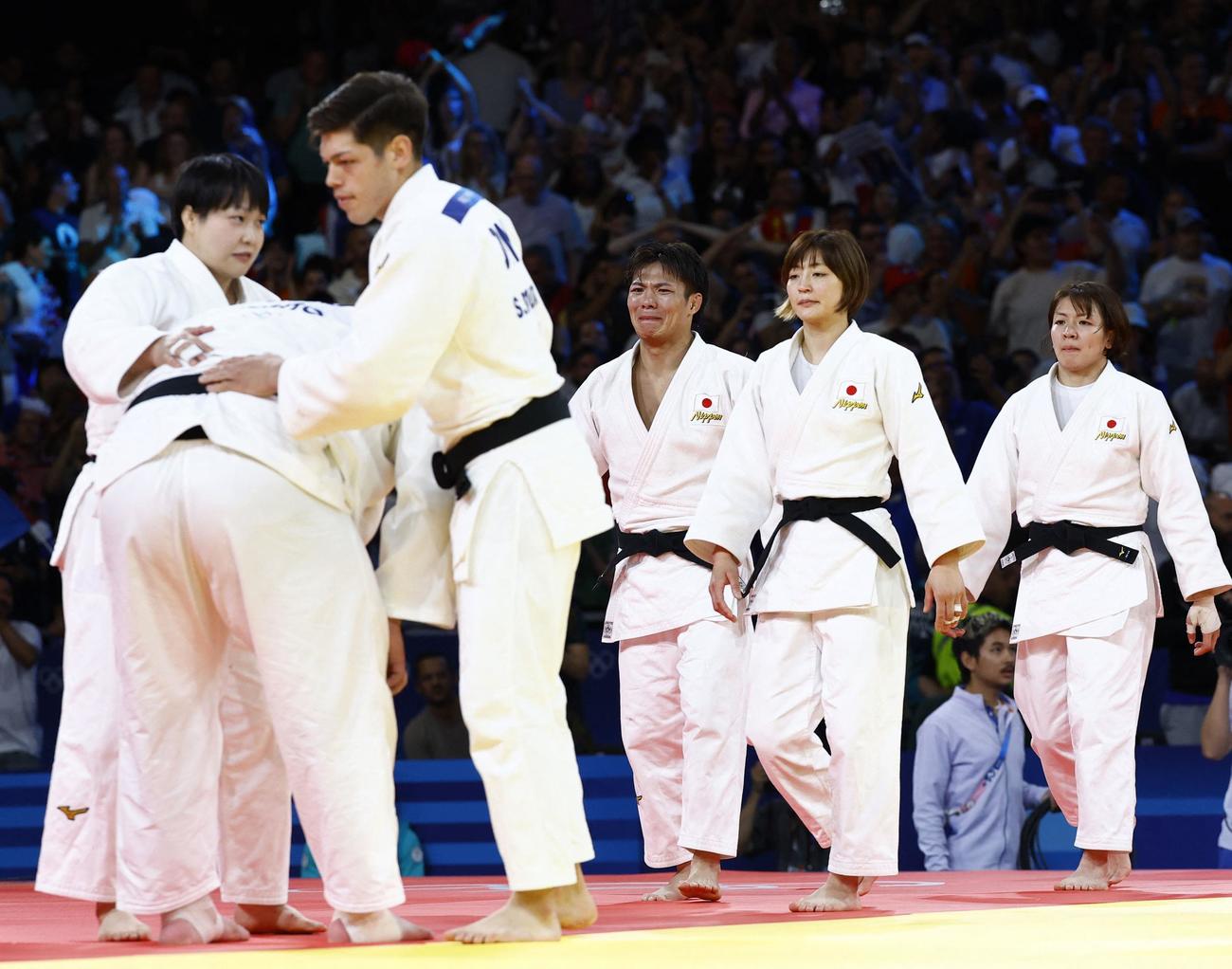 柔道混合団体決勝　リネールとの試合に敗れた斉藤を慰める日本の選手たち（ロイター）