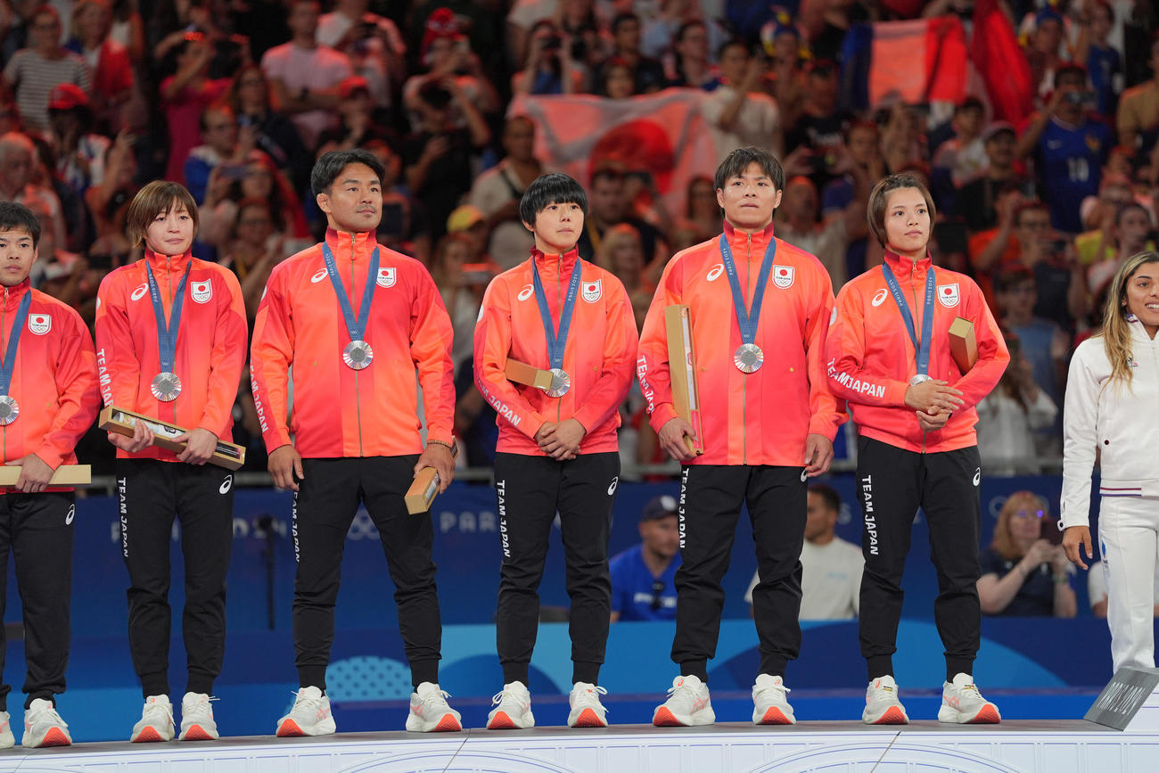 パリ五輪　混合団体　表彰台に上がった日本チームの、左から永山竜樹、角田夏実、橋本壮市、舟久保遙香、阿部一二三、阿部詩（撮影・パオロ　ヌッチ）