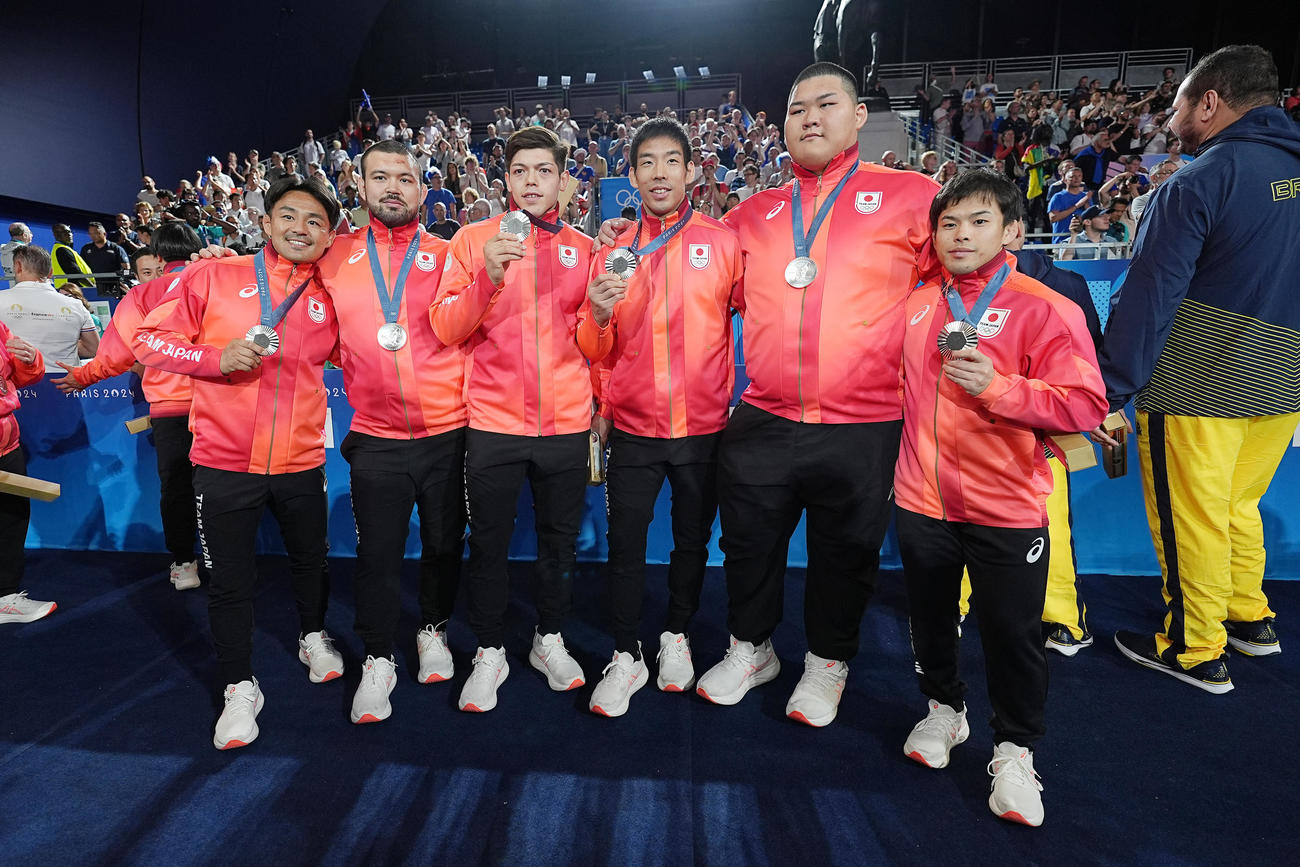 パリ五輪　混合団体　表彰式後、銀メダルを手に記念撮影する日本の、左から橋本壮市、ウルフ・アロン、村尾三四郎、永瀬貴規、斉藤立、永山竜樹（撮影・パオロ　ヌッチ）