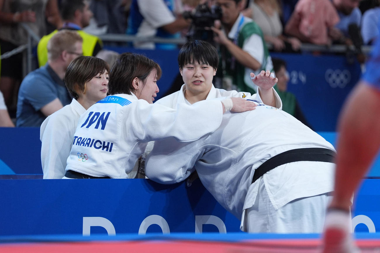 パリ五輪　混合団体決勝　テディ・リネールに敗れ涙する斉藤立を励ます、左から角田夏実、高市未来、高山莉加（撮影・パオロ　ヌッチ）