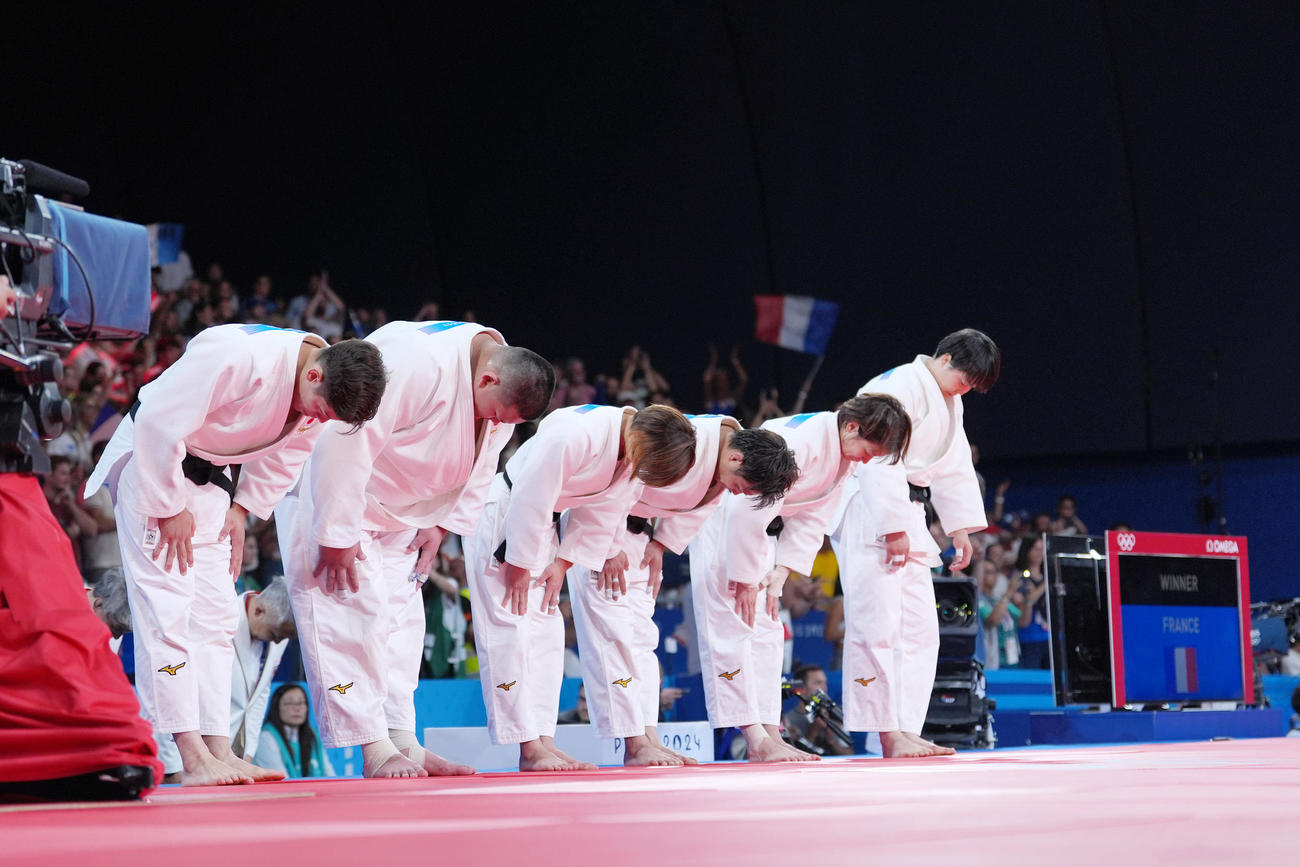 混合団体決勝　代表決定戦の末、フランスに敗れ全員で一礼する日本の、左から村尾、斉藤、角田、阿部一、高市、高山（撮影・パオロ　ヌッチ）