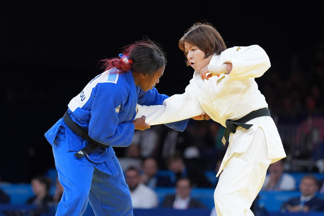 混合団体決勝第6試合　女子70キロ級以下　フランスのアグベニェヌ（左）と組み手を争う高市（撮影・パオロ　ヌッチ）