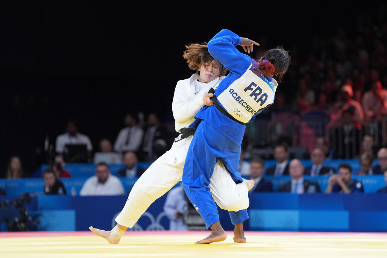 混合団体決勝第6試合　女子70キロ級以下　フランスのアグベニェヌ（右）に足技を仕掛ける高市（撮影・パオロ　ヌッチ）